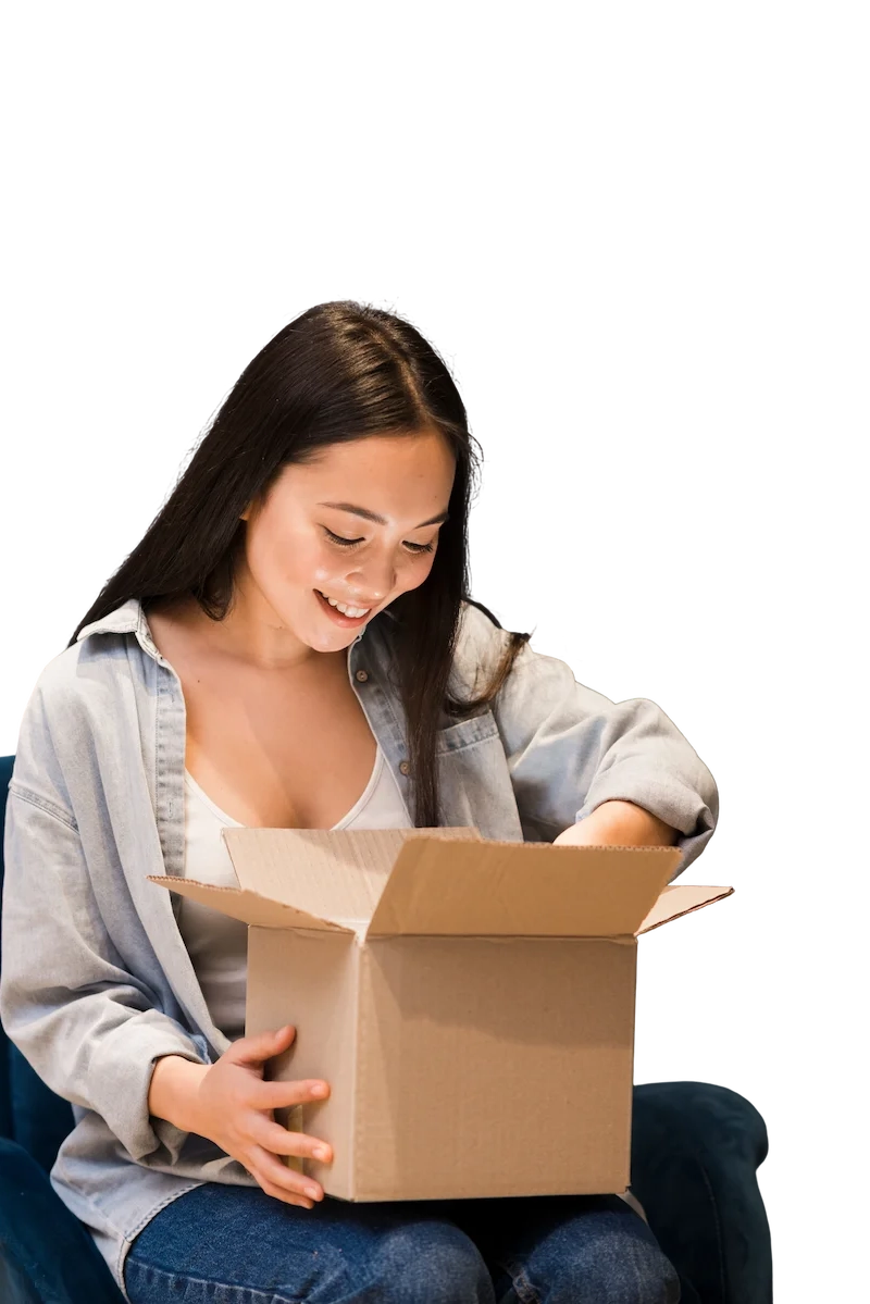 Mujer recibiendo un paquete